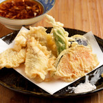 Yahiromarunishikikou - 旬魚の天ぷら盛り合わせ　採れたて鮮魚の天ぷらの味は格別です 