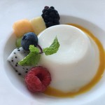 53 By The Sea - デザート・ココナッツブラマンジェとハワイアンフルーツ