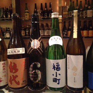 郷土料理によく合う地酒のほか、ワインやカクテルなどお酒も豊富