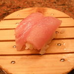 根室花まる JRタワーステラプレイス店 - ミニ青そいのお寿司！親切にも最後の一貫を半分に。