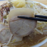 自家製太麺 ドカ盛 マッチョ - らーめん中盛（７００円）肉増（２００円）全増し（無料）