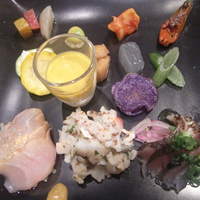 オッジ ダルマット 西麻布店 - 前菜盛り合わせ（野菜各種と３種の鮮魚のカルパッチョ）