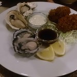 Oysterbar W - コンビネーションプレート ￥2400
                        生ガキは中津産、焼きとフライは広島産
                        フライは美味しかったですが、他は今一つ。季節が悪かったか…。