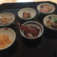 中國菜 心香 - 前菜6種盛り(焼豚、鱶鰭煮凝り、蒸し鮑、中華風鯛の刺身、海月辛み和え、牡丹海老紹興酒漬け、揚げ皮蛋)6皿ですが、実は7種、