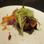 エクアトゥール - 前菜2：水蛸の柔らか煮、烏賊墨ソースとホワイト・アスパラガス、鱒の卵3