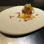 エクアトゥール - 前菜2：水蛸の柔らか煮、烏賊墨ソースとホワイト・アスパラガス、鱒の卵1