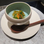 エクアトゥール - アミューズ：蕗のコンソメ煮、淡路赤雲丹と島根天然じゅんさいとコンソメ・ジュレ 青柚子