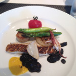 ル・シャモイーヴル - クロソイのグリル・イカ墨ソース
      