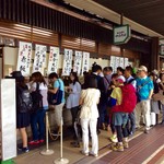 出町ふたば - 店頭の風景。最後尾に並んでから買えるまで15分ほどだった。