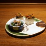 鰻屋 三右ヱ門 - お通し、うなぎ鮨といくらの青菜のお浸し