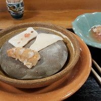 くいしん坊 - イカ・エビの石焼
                焼ける時の匂いがたまりません