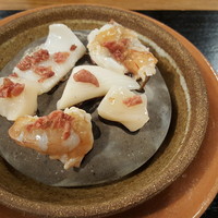くいしん坊 - 酒盗を載せるとめちゃめちゃ美味しい石焼に！