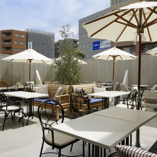 風が心地よいテラス席。パーティにも利用できます。