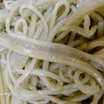 出雲そば きがる - ちょうど挽きぐるみ蕎麦が混じっていましたので，特選蕎麦の比較がわかりやすいとおもいます．