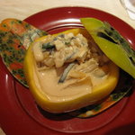 くろぎ - ９月メニュー　先付の柿生酢胡麻クリーム和え　器も食べられます