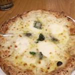 ダ・ボッチャーノ - ★4種のチーズピザ 味が無くテーブルにあった塩胡椒して食べた