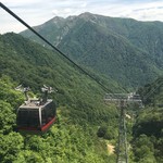 谷川岳ロープウェイ 天神峠 山頂駅展望台売店 - ゴンドラから望む朝日岳(標高1945m)