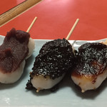 藤や - 2016年6月。みたらし、ゴマ、あんこの3本で270円。