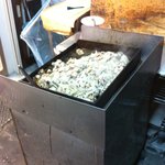 焼肉たきもと - 玄関でホルモン焼き