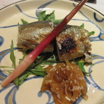 くろぎ - ９月焼きもの　子持ち鮎の塩焼き　独活の皮の金平添え