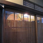 くろぎ - 外の引き戸からも中が透けて見えますね