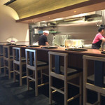 手打ち十割そば 振甫町 縁 - 厨房を望むカウンター、厨房のステンレスの綺麗な事！