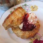 ハムステッドティールーム - クロテッドクリームとイチゴジャムをつけたところ