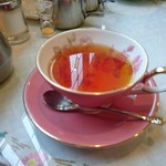 ハムステッドティールーム - ステンドグラスが映ってる