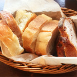 Bistro Roven 三田 - 【ランチ】ロールキャベツ（デミグラスソース）（税込1,200円）
                                サラダ・スープ・パン付き。（パンかご飯が選べます）
                                写真は2人前。
                                パンはお代わりが無料なんです。