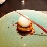 エクアトゥール - マンゴーのクレームブリュレ ミルクのアイス　ココアとココナッツのスクランブル フランボワーズのクリスピー