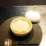 エクアトゥール - 青りんご パウダー状のソルベ　ヨーグルト 桂花陳酒のジュレ パッションフルーツ添え