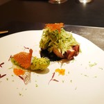 水蛸を柔らかく煮たもの ホワイトアスパラガス キャビアルージュ　イカスミを使ったソース