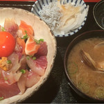 めしの助 - 朝の少し小さめ海鮮丼