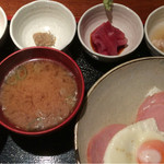 めしの助 - おまかせ朝定食(まぐろのお刺身・生しらすの沖漬け・真鯛の白子の煮付け・明太子)