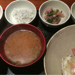 めしの助 - おまかせ朝定食(鯵のたたき・生しらすの沖漬け・釜揚げしらす・明太子)