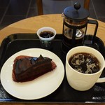 STARBUCKS COFFEE - アフリカKITAMUのアイスプレス＆チョコレートケーキ