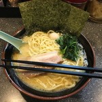 鶴見家 - 濃厚豚骨醤油ラーメン(680円)