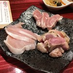 日本酒バル 琥珀 - 鳥刺し盛り合わせ(3部位の盛り合わせです)