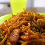 中野やきそば処 小出屋 - チープさを演出したコップ＆皿