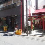 味太助 - 隣りは、お稲荷さんがあります。