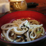 手打そばはぐい - たぬきのお蕎麦を蕎麦猪口にイ～ン♪(2016年6月）