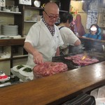 牛タンの塊から1枚ずつはがして、網の上へ･･･