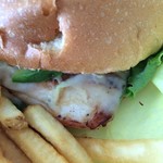 Mahaloha Burger - チキンはみ出す