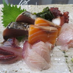 湘南わだち - 飛魚、イサキ、鰹のたたき、サーモン、金目鯛、蛸アップ
