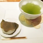 花明りの宿 月の池 - お着き菓子とお茶