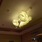 花明りの宿 月の池 - ロビーを優しい明りでつつむ、花形のシャンデリア