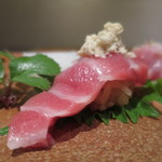 日本料理 幸庵 - 鮪寿司の芥子乗せアップ