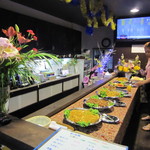 インドネシアレストラン TARY HOUSE - カウンターにずらりと並んだインドネシア料理。