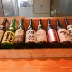 鳥と魚 - カウンターには日本酒の一升瓶がオブジェとして並んでいます♪