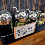 麺処 暁 - 卓上に常備された調味料類（２０１６年６月）